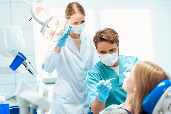 Dentista durante una visita.