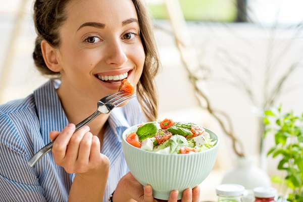 C'è un forte legame tra alimentazione e salute orale.