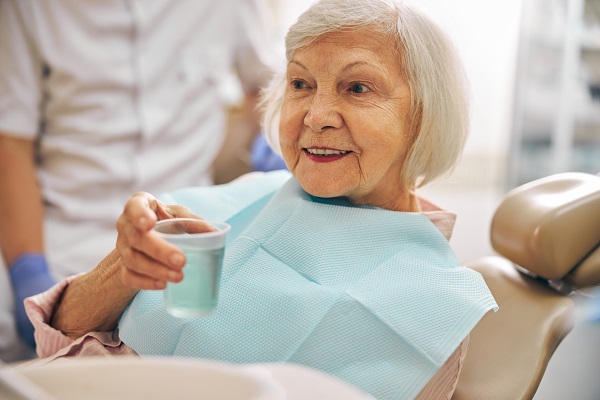 Donna anziana durante una visita dal dentista.