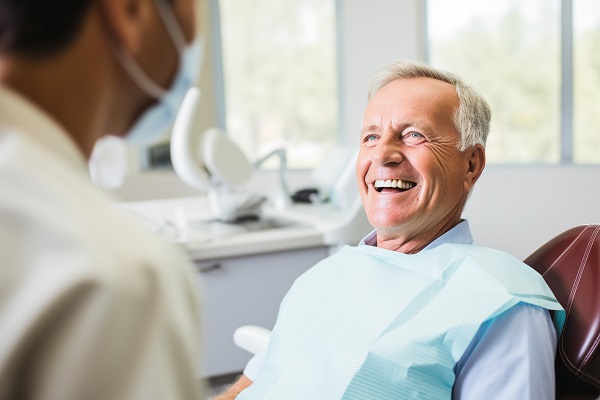 Anziano durante una visita dal dentista.