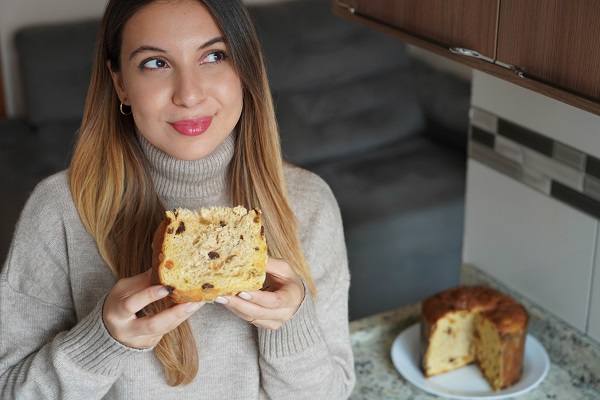 Donna sta per mangiare una fetta di panettone.